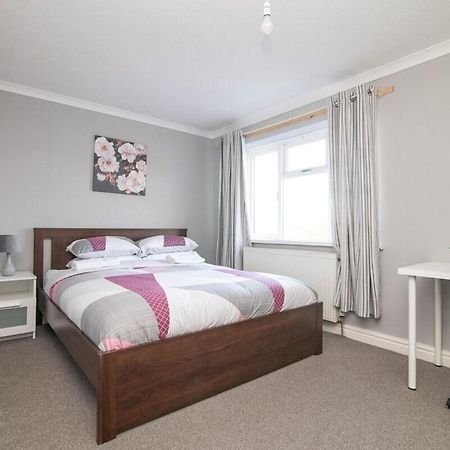 Spacious Two Bed House With Parking And Garden Dudley Dış mekan fotoğraf
