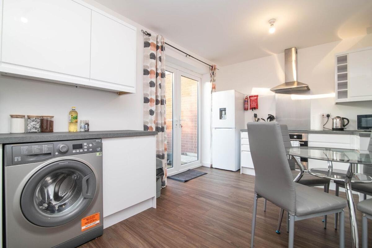 Spacious Two Bed House With Parking And Garden Dudley Dış mekan fotoğraf