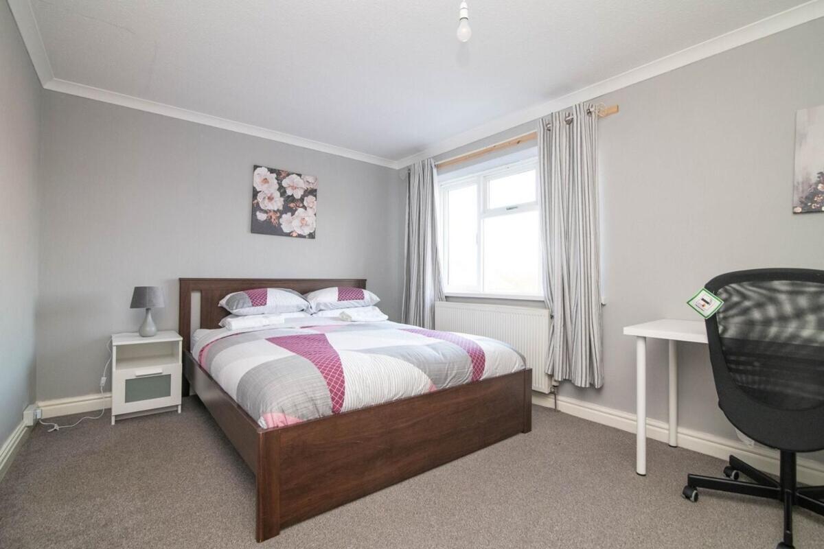 Spacious Two Bed House With Parking And Garden Dudley Dış mekan fotoğraf