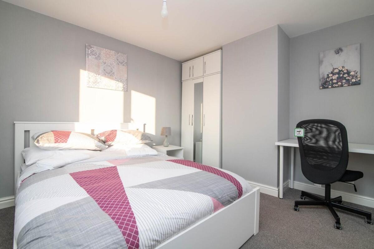 Spacious Two Bed House With Parking And Garden Dudley Dış mekan fotoğraf