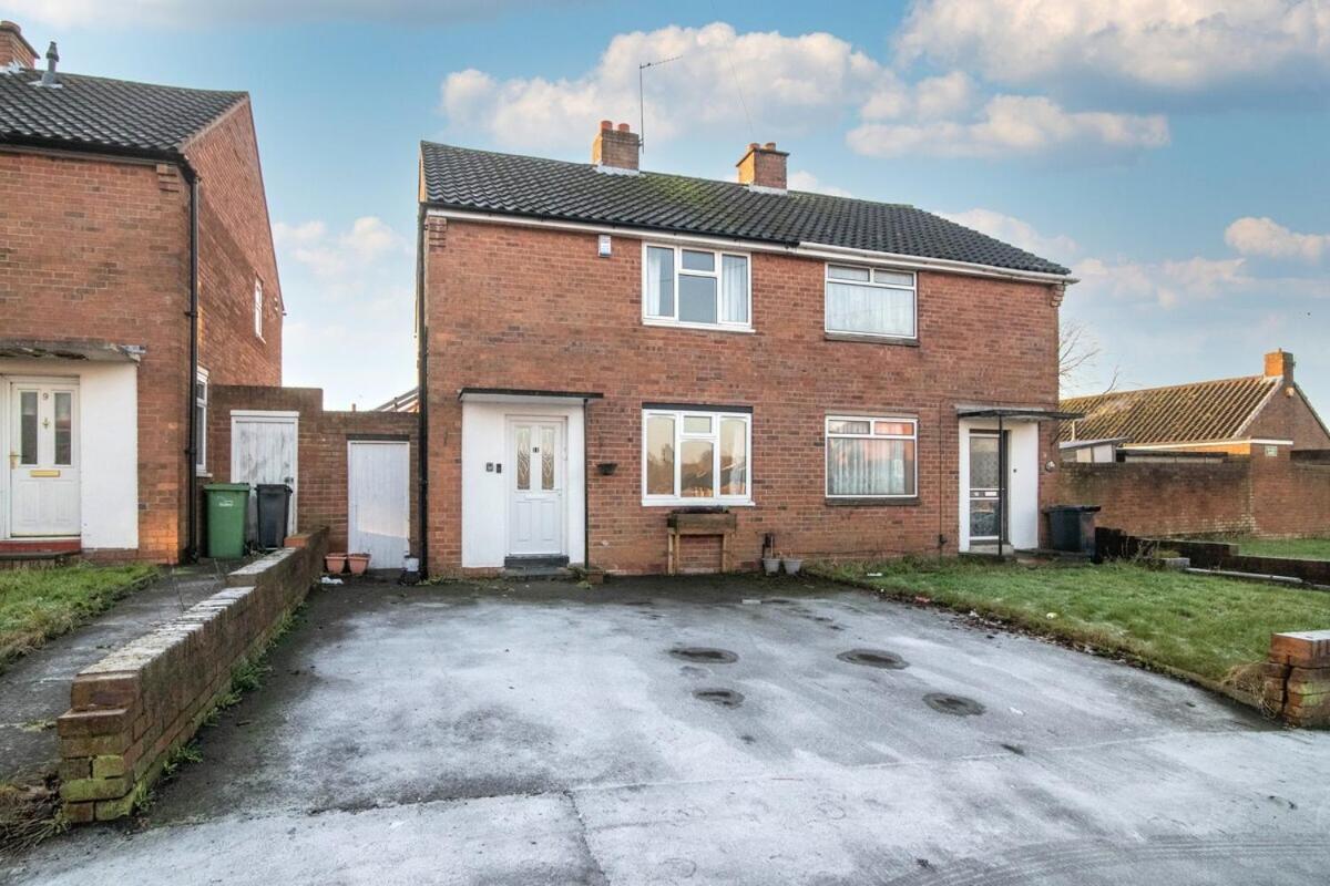 Spacious Two Bed House With Parking And Garden Dudley Oda fotoğraf