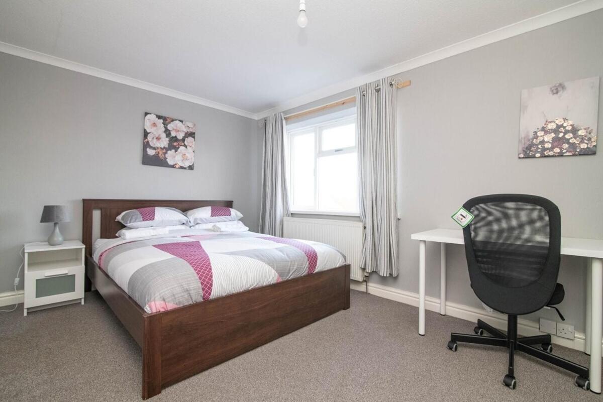 Spacious Two Bed House With Parking And Garden Dudley Dış mekan fotoğraf
