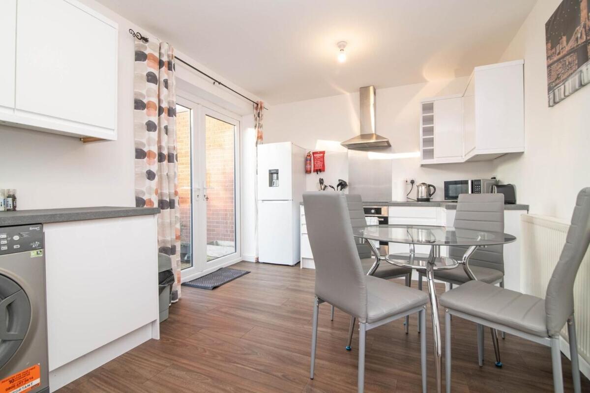 Spacious Two Bed House With Parking And Garden Dudley Dış mekan fotoğraf